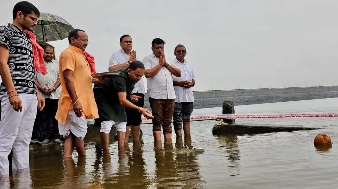 તા.૧૩/૦૭/૨૦૨૪ ના રોજ માઁ તાપીના જન્મોત્સવ નિમિત્તે ગુજરાત સરકારના રાજ્યકક્ષાના મંત્રી શ્રી મુકેશભાઈ પટેલ સાહેબ ઉકાઈ ડેમ પર પૂજા અર્ચના કરી.